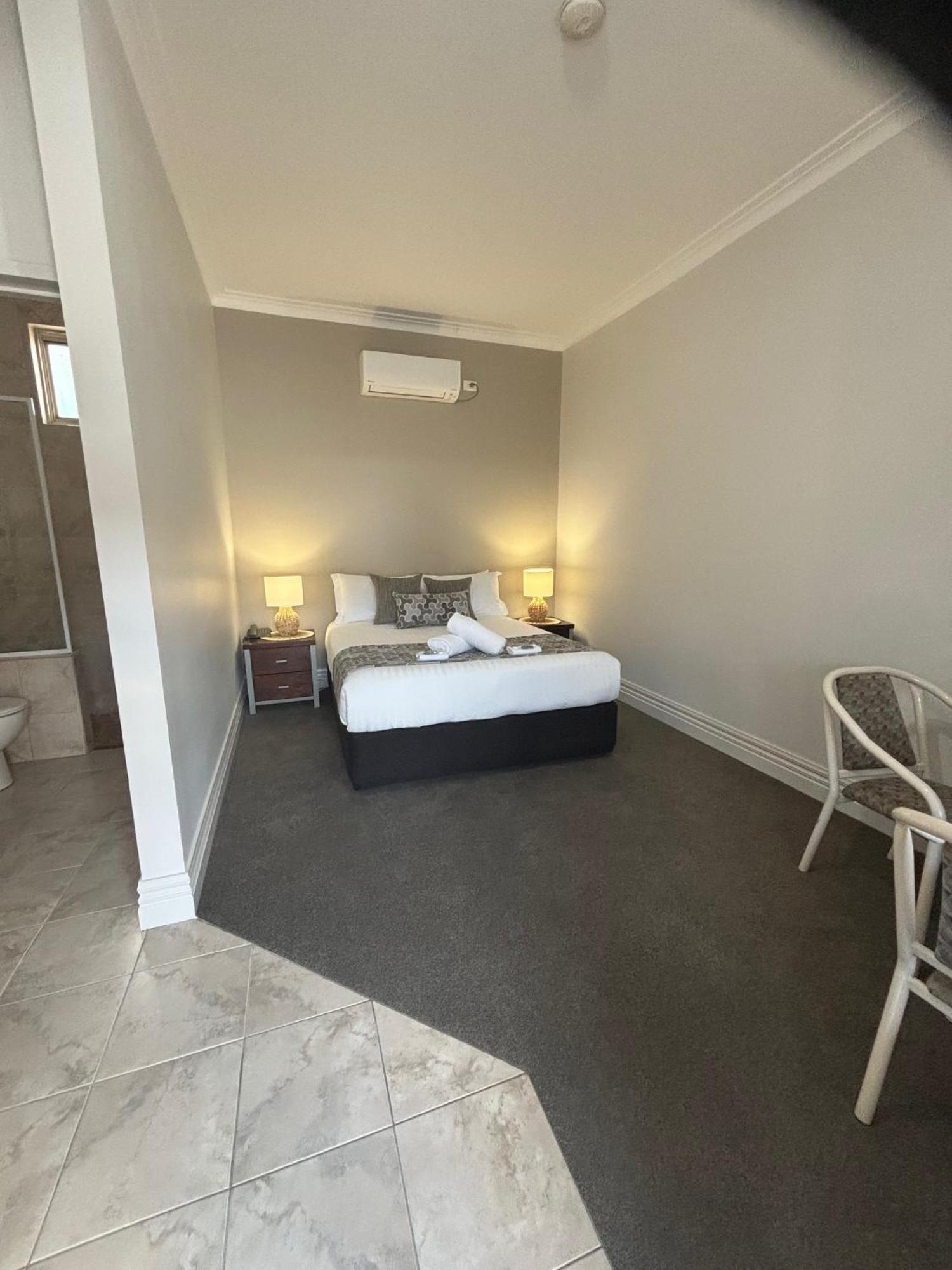 Silver Haven Motor Inn Broken Hill Dış mekan fotoğraf