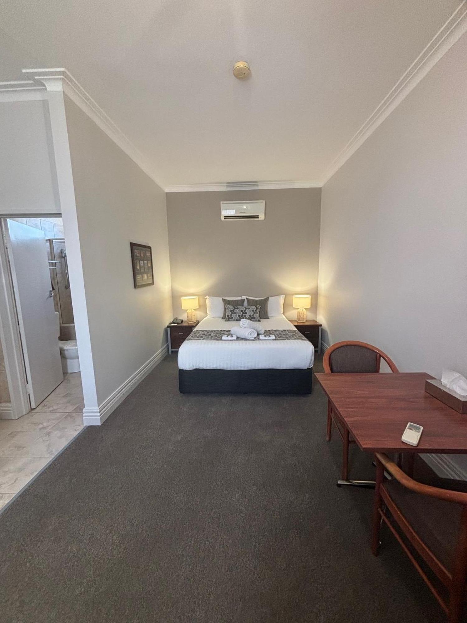 Silver Haven Motor Inn Broken Hill Dış mekan fotoğraf